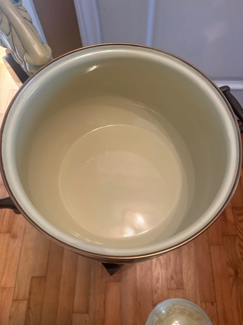 Tabletops Unlimited Bellagio 2 QT Enamel Dutch Oven - Cream with Palm Tree